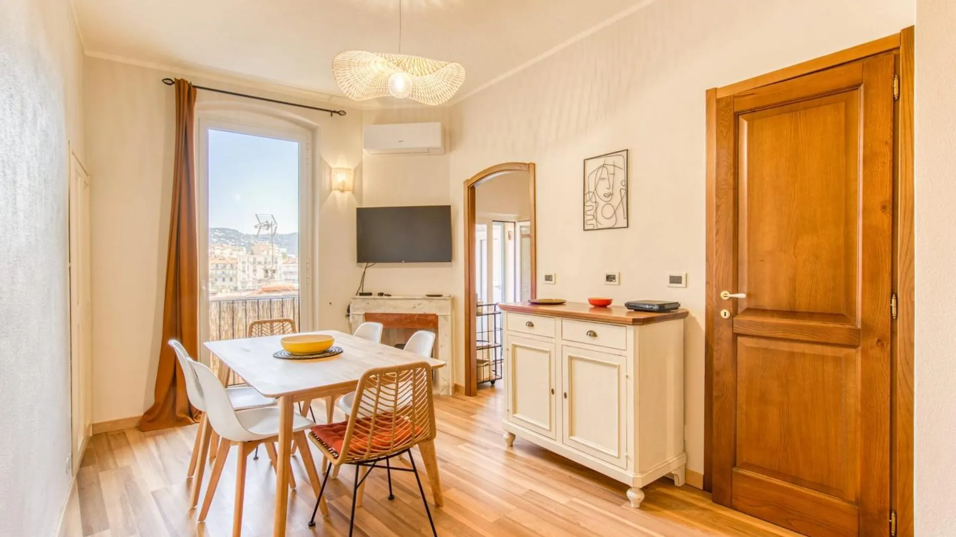 Cannes In The Heart Of Le Suquet Beautiful Apartment With Quiet Balcony 0*,  Frankrijk